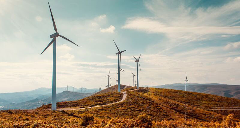 Windkraftpark auf Hügel